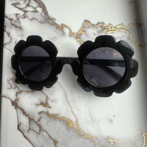 Girls Black Flower-Shaped Sunglasses